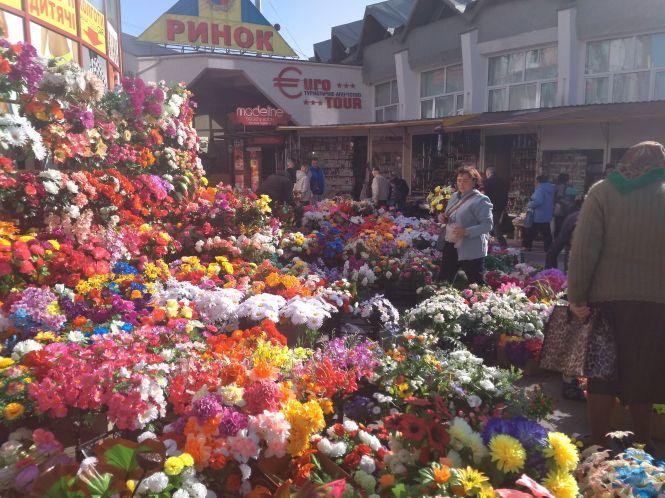 “Ні штучним квітам”: як виглядають хмельницькі кладовища напередодні поминальних днів, фото №8 на сайті vsim.ua