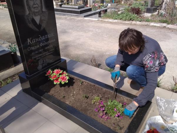 “Ні штучним квітам”: як виглядають хмельницькі кладовища напередодні поминальних днів, фото №7 на сайті vsim.ua