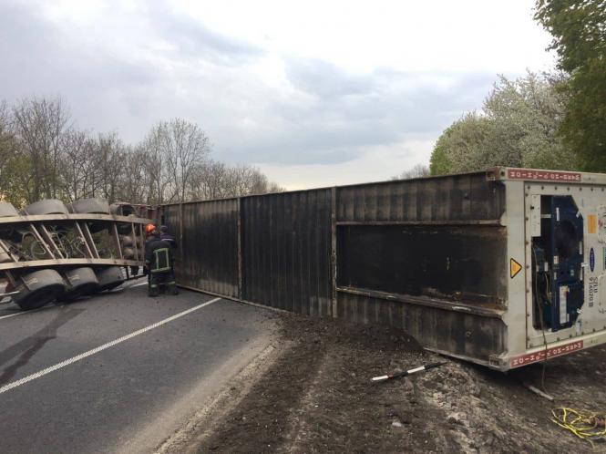 Новини Хмельницького - фото з У Хмельницькому районі перевернулася вантажівка «Freightliner» У Хмельницькому районі перевернулася вантажівка «Freightliner», фото №1 на сайті vsim.ua