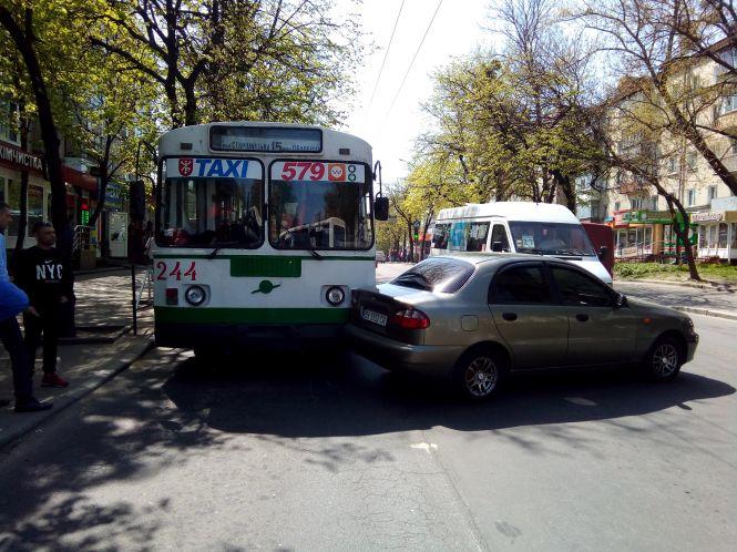 Новини Хмельницького - фото з Біля філармонії тролейбус в'їхав у легковик (ФОТО) Біля філармонії тролейбус в'їхав у легковик (ФОТО), фото №1 на сайті vsim.ua