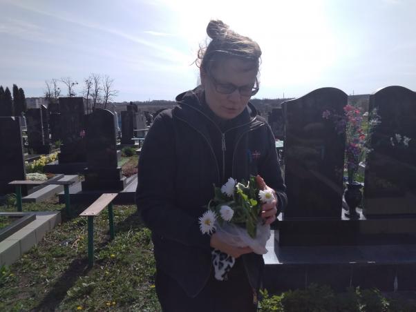 “Ні штучним квітам”: як виглядають хмельницькі кладовища напередодні поминальних днів, фото №5 на сайті vsim.ua