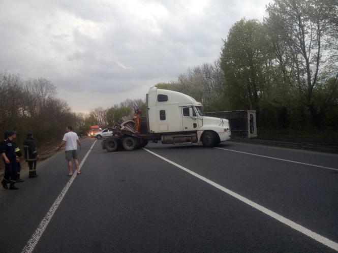 Новини Хмельницького - фото з У Хмельницькому районі перевернулася вантажівка «Freightliner» У Хмельницькому районі перевернулася вантажівка «Freightliner», фото №2 на сайті vsim.ua
