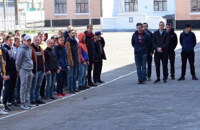 Весняний призов: з козятинського обласного пункту відправили понад 300 майбутніх захисників України, фото №4 на сайті 20minut.ua