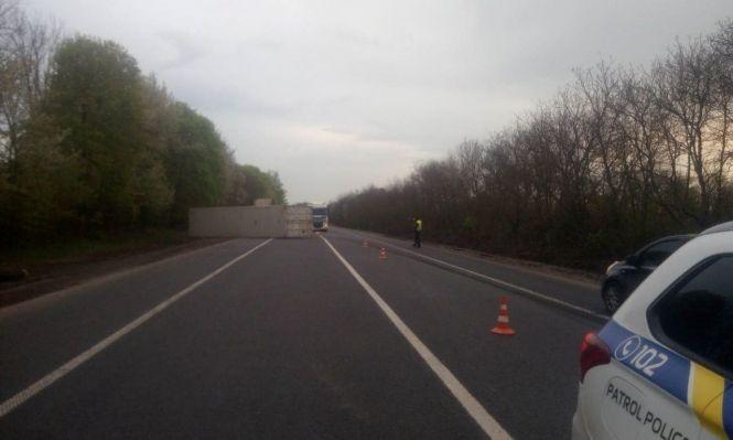 Новини Хмельницького - фото з У Хмельницькому районі перевернулася вантажівка «Freightliner» У Хмельницькому районі перевернулася вантажівка «Freightliner», фото №3 на сайті vsim.ua