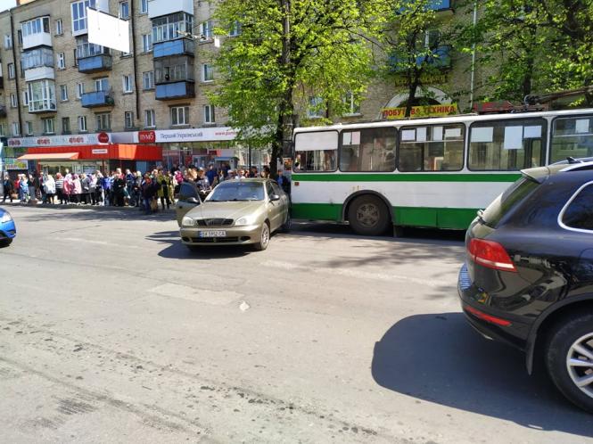 Новини Хмельницького - фото з Біля філармонії тролейбус в'їхав у легковик (ФОТО) Біля філармонії тролейбус в'їхав у легковик (ФОТО), фото №3 на сайті vsim.ua