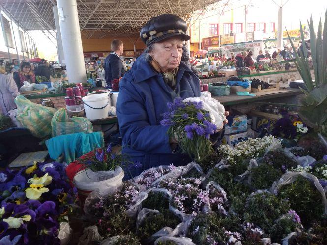 “Ні штучним квітам”: як виглядають хмельницькі кладовища напередодні поминальних днів, фото №9 на сайті vsim.ua