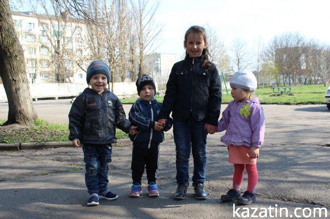 Маючи четверо доньок, прихистила ще трьох синів. Історія багатодітної родини з Козятинщини, фото №1 на сайті 20minut.ua