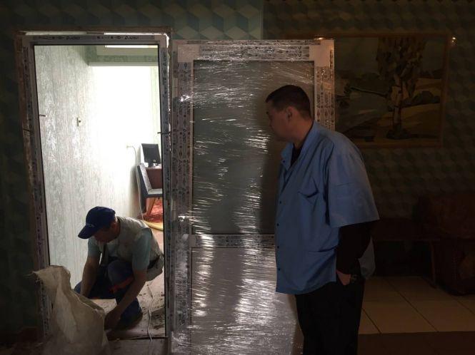 Новини Козятина - фото з Ремонт: у козятинській районній лікарні нові двері Ремонт: у козятинській районній лікарні нові двері, фото №3 на сайті 20minut.ua