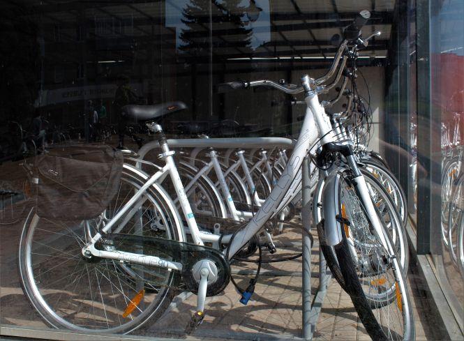 Новини Вінниці - фото з У центрі міста поставили критий паркінг і 40 велосипедів. Хто ними буде користуватися? У центрі міста поставили критий паркінг і 40 велосипедів. Хто ними буде користуватися?, фото №1 на сайті 20minut.ua