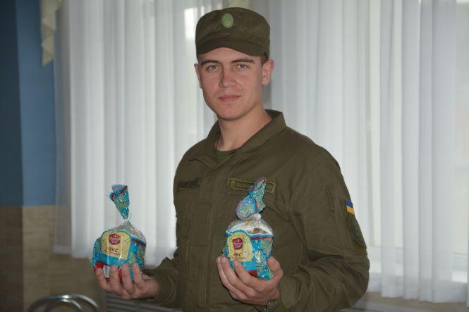 Новини Вінниці - фото з «Смакуйте пасочки і згадуйте рідний дім!» Паски для нацгвардійців спекли у шкільній їдальні «Смакуйте пасочки і згадуйте рідний дім!» Паски для нацгвардійців спекли у шкільній їдальні, фото №3 на сайті 20minut.ua