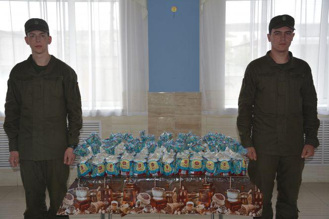 Новини Вінниці - фото з «Смакуйте пасочки і згадуйте рідний дім!» Паски для нацгвардійців спекли у шкільній їдальні «Смакуйте пасочки і згадуйте рідний дім!» Паски для нацгвардійців спекли у шкільній їдальні, фото №2 на сайті 20minut.ua