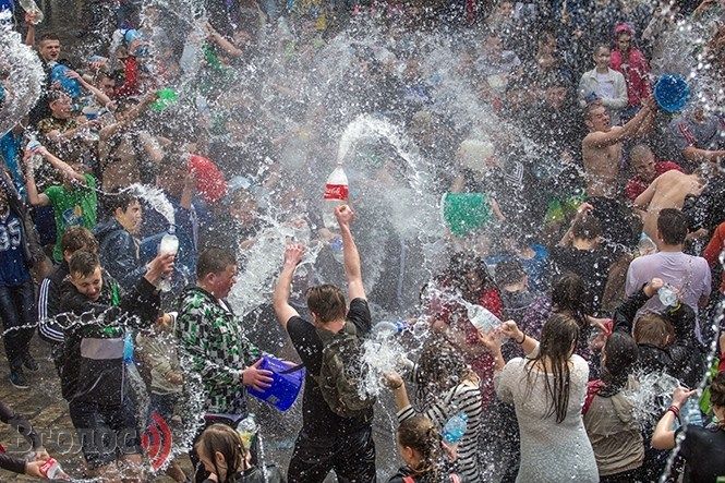 Новини Вінниці - фото з «Дівчат не тільки обливали, а й в річку кидали». Сьогодні - обливаний понеділок, не сердіться, якщо окроплять водою «Дівчат не тільки обливали, а й в річку кидали». Сьогодні - обливаний понеділок, не сердіться, якщо окроплять водою, фото №2 на сайті 20minut.ua