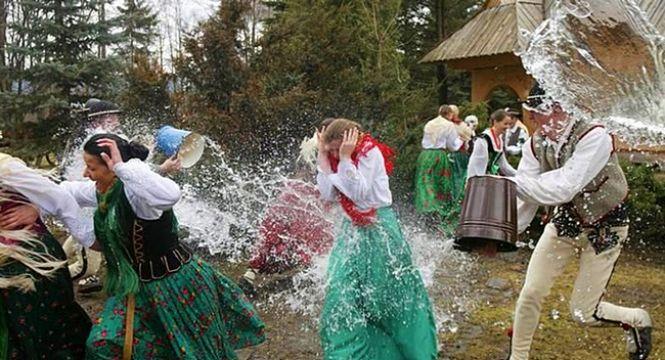 Новини Вінниці - фото з «Дівчат не тільки обливали, а й в річку кидали». Сьогодні - обливаний понеділок, не сердіться, якщо окроплять водою «Дівчат не тільки обливали, а й в річку кидали». Сьогодні - обливаний понеділок, не сердіться, якщо окроплять водою, фото №1 на сайті 20minut.ua