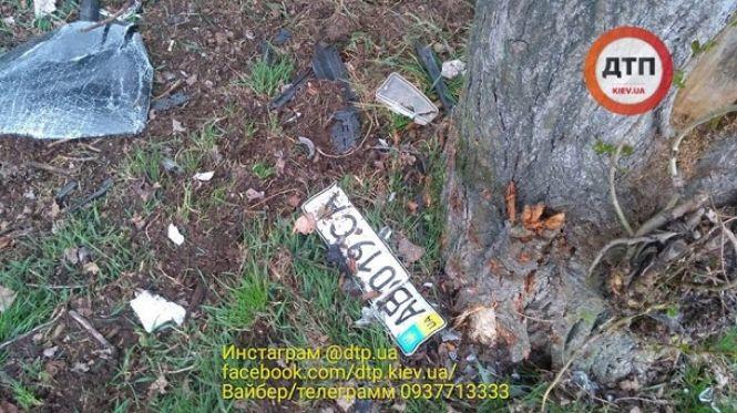 Новини Вінниці - фото з Під Вінницею п’яний «в мотлох» водій на «дев’ятці» врізався в зупинку (ФОТО) Під Вінницею п’яний «в мотлох» водій на «дев’ятці» врізався в зупинку (ФОТО), фото №4 на сайті 20minut.ua