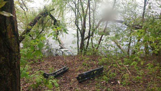 Новини Тернополя - фото з У Ставі знайшли автомобіль. Шукають власника У Ставі знайшли автомобіль. Шукають власника, фото №3 на сайті 20minut.ua