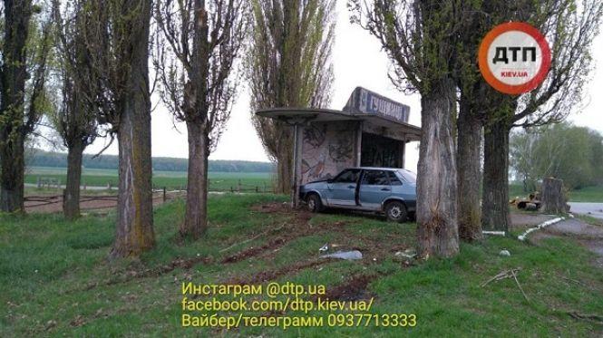 Новини Вінниці - фото з Під Вінницею п’яний «в мотлох» водій на «дев’ятці» врізався в зупинку (ФОТО) Під Вінницею п’яний «в мотлох» водій на «дев’ятці» врізався в зупинку (ФОТО), фото №2 на сайті 20minut.ua