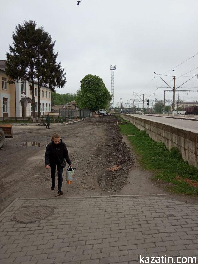 Фото дня: квітучі клумби біля лікарні та ремонт дороги біля вокзалу, фото №1 на сайті 20minut.ua