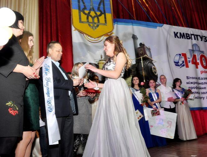 Новини Козятина - фото з Міс і Містер Училища – 2019: Дарина Галицька та Віталій Коваленко Міс і Містер Училища – 2019: Дарина Галицька та Віталій Коваленко, фото №4 на сайті 20minut.ua