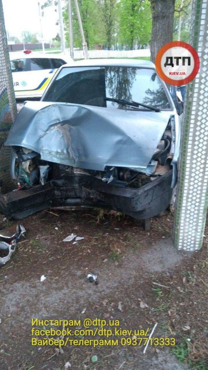 Новини Вінниці - фото з Під Вінницею п’яний «в мотлох» водій на «дев’ятці» врізався в зупинку (ФОТО) Під Вінницею п’яний «в мотлох» водій на «дев’ятці» врізався в зупинку (ФОТО), фото №3 на сайті 20minut.ua