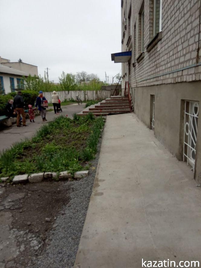 Фото дня: квітучі клумби біля лікарні та ремонт дороги біля вокзалу, фото №6 на сайті 20minut.ua