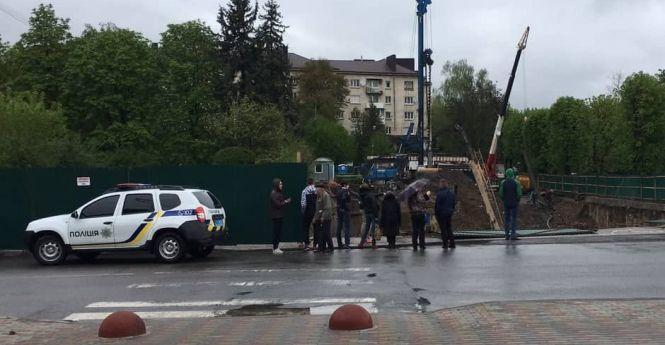 Новини Тернополя - фото з На місці скандальної забудови на Миру поповз ґрунт, бруківка на дорозі. Люди бояться за свої будинки На місці скандальної забудови на Миру поповз ґрунт, бруківка на дорозі. Люди бояться за свої будинки, фото №1 на сайті 20minut.ua