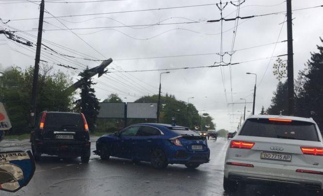 Біля "Літака" зіткнулись іномарки, фото №1 на сайті 20minut.ua