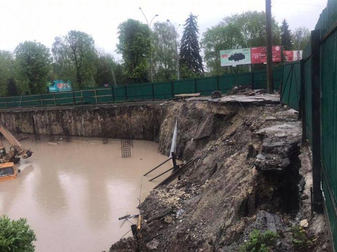 Новини Тернополя - фото з На місці скандальної забудови на Миру поповз ґрунт, бруківка на дорозі. Люди бояться за свої будинки На місці скандальної забудови на Миру поповз ґрунт, бруківка на дорозі. Люди бояться за свої будинки, фото №2 на сайті 20minut.ua