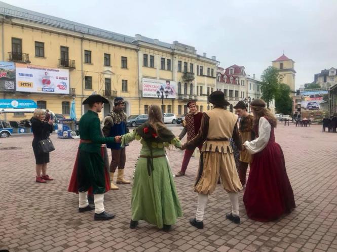 Середньовіччя у Кам’янці: стартувала виставка "Тисяча років європейського костюма", фото №1 на сайті 20minut.ua