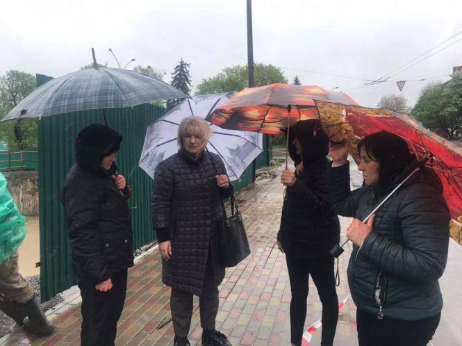 Новини Тернополя - фото з На місці скандальної забудови на Миру поповз ґрунт, бруківка на дорозі. Люди бояться за свої будинки На місці скандальної забудови на Миру поповз ґрунт, бруківка на дорозі. Люди бояться за свої будинки, фото №4 на сайті 20minut.ua