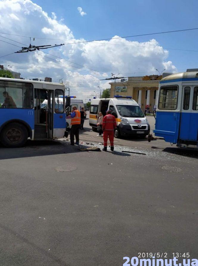 Біля Будинку офіцерів зіткнулися трамвай та тролейбус. На місці три швидких (ОНОВЛЕНО), фото №4 на сайті 20minut.ua
