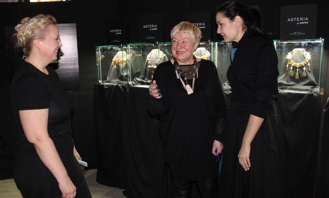 «У моді дотепер прикраси, які носили 3000 років тому!»  На аукціоні продавали вироби з бурштину зі штрихами минулого, фото №2 на сайті 20minut.ua