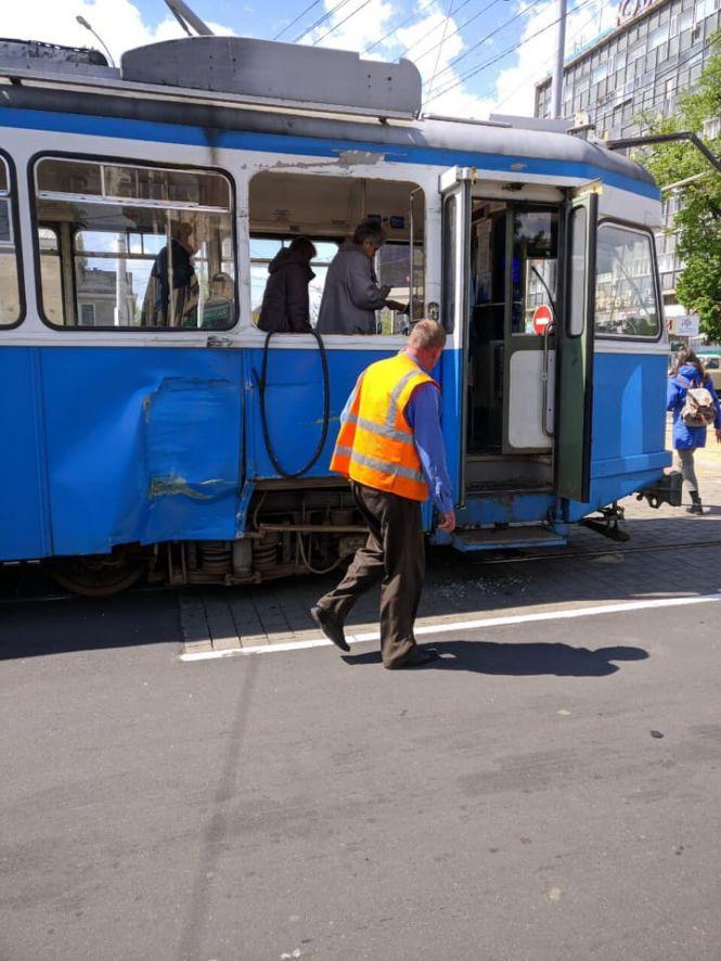 Біля Будинку офіцерів зіткнулися трамвай та тролейбус. На місці три швидких (ОНОВЛЕНО), фото №2 на сайті 20minut.ua