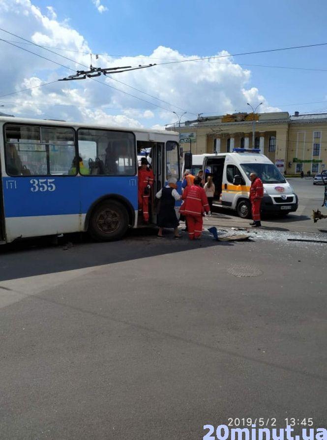 Біля Будинку офіцерів зіткнулися трамвай та тролейбус. На місці три швидких (ОНОВЛЕНО), фото №6 на сайті 20minut.ua