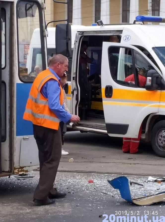 Біля Будинку офіцерів зіткнулися трамвай та тролейбус. На місці три швидких (ОНОВЛЕНО), фото №7 на сайті 20minut.ua