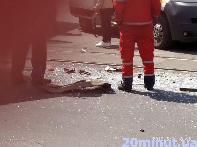 Біля Будинку офіцерів зіткнулися трамвай та тролейбус. На місці три швидких (ОНОВЛЕНО), фото №5 на сайті 20minut.ua