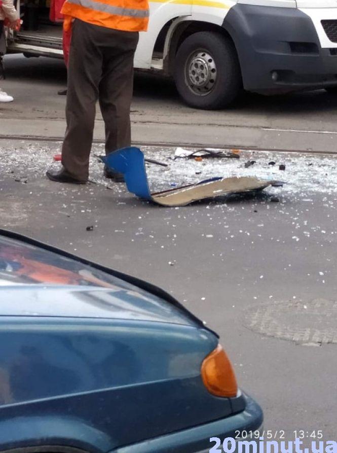 Біля Будинку офіцерів зіткнулися трамвай та тролейбус. На місці три швидких (ОНОВЛЕНО), фото №9 на сайті 20minut.ua