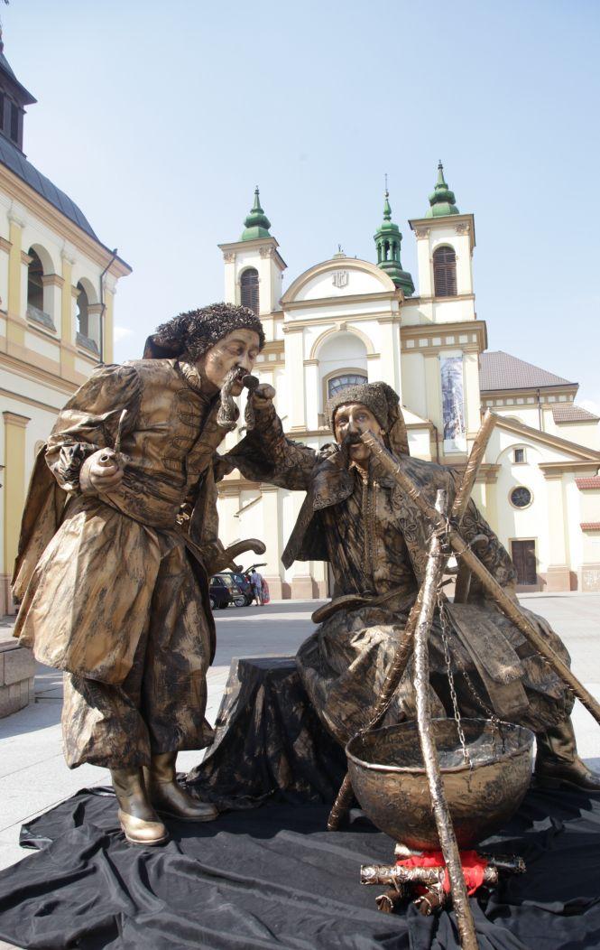 Новини Тернополя - фото з "Нам приємно чути: "Хлопці, ви круті!" Живі скульптури розповіли про свою роботу "Нам приємно чути: "Хлопці, ви круті!" Живі скульптури розповіли про свою роботу, фото №3 на сайті 20minut.ua