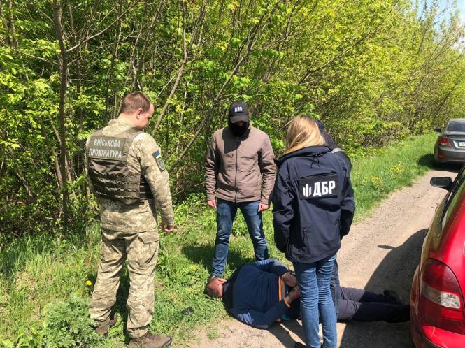 Новини Хмельницького - фото з Хмельницькі ДБРівці спіймали директора комунального підприємства на отриманні хабара Хмельницькі ДБРівці спіймали директора комунального підприємства на отриманні хабара, фото №1 на сайті vsim.ua