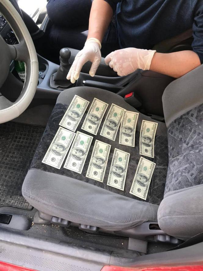 Новини Хмельницького - фото з Хмельницькі ДБРівці спіймали директора комунального підприємства на отриманні хабара Хмельницькі ДБРівці спіймали директора комунального підприємства на отриманні хабара, фото №2 на сайті vsim.ua