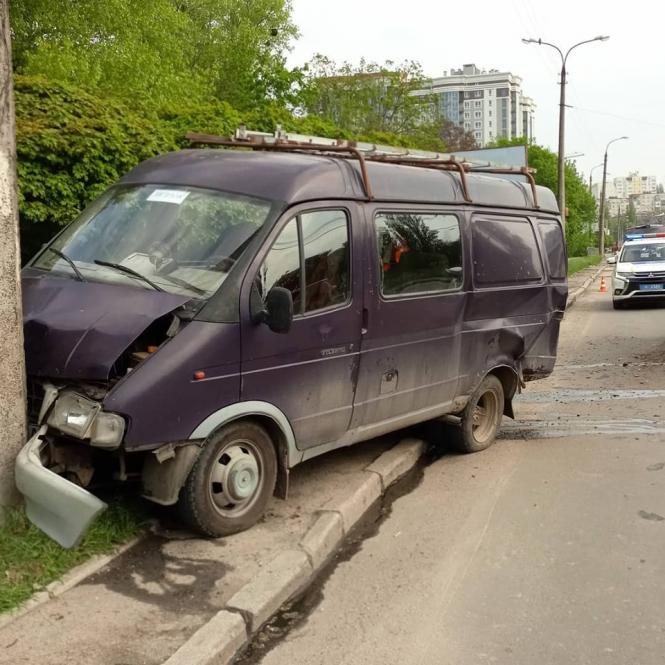На Свободи зіткнулися «Mercedes» та «ГАЗель» (ФОТО), фото №3 на сайті vsim.ua