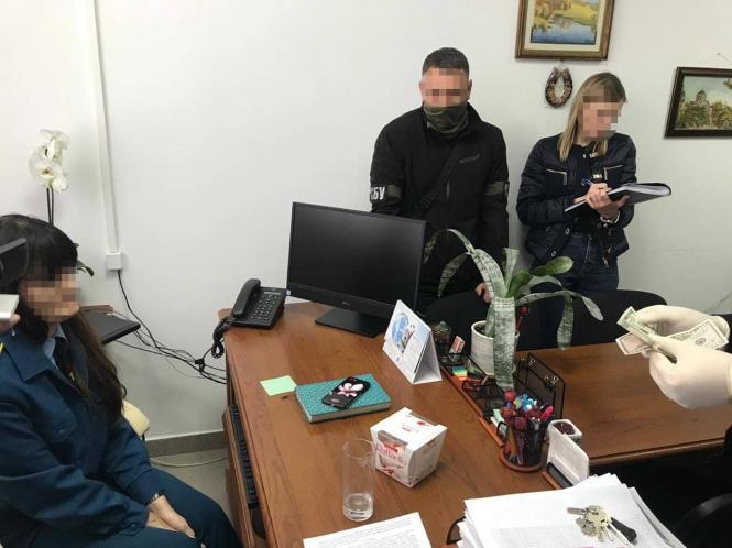 Слідчі хмельницького ДБР викрили митників, які вимагали хабара за оформлення товарів, фото №2 на сайті vsim.ua
