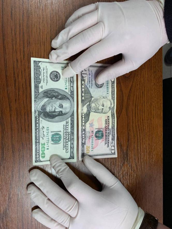 Слідчі хмельницького ДБР викрили митників, які вимагали хабара за оформлення товарів, фото №4 на сайті vsim.ua