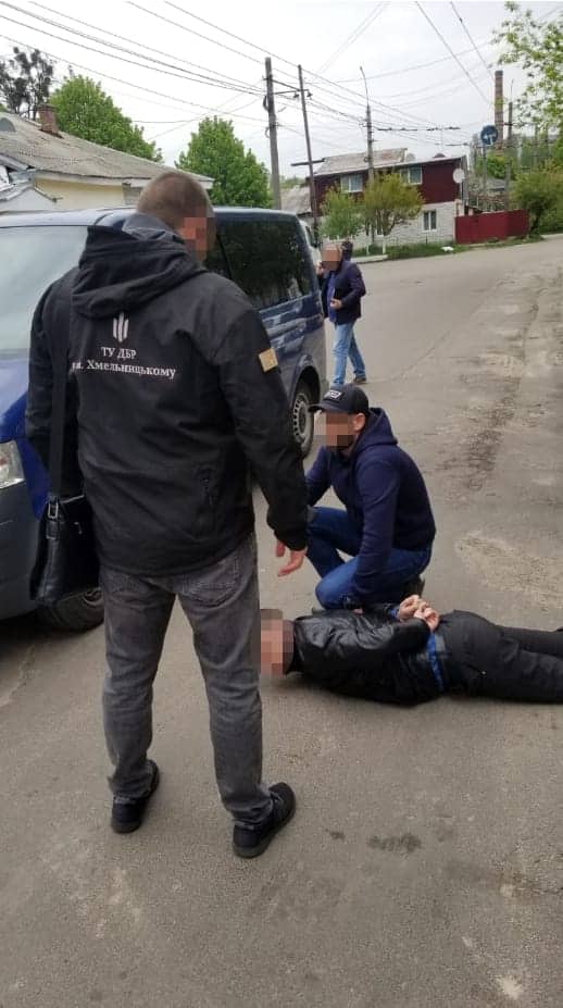 Слідчі хмельницького ДБР викрили митників, які вимагали хабара за оформлення товарів, фото №1 на сайті vsim.ua