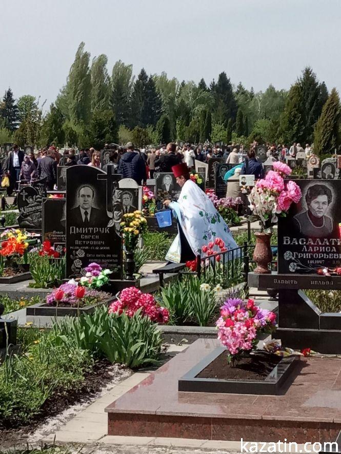 Новини Козятина - фото з Фоторепортаж: поминальний день у Козятині Фоторепортаж: поминальний день у Козятині, фото №13 на сайті 20minut.ua