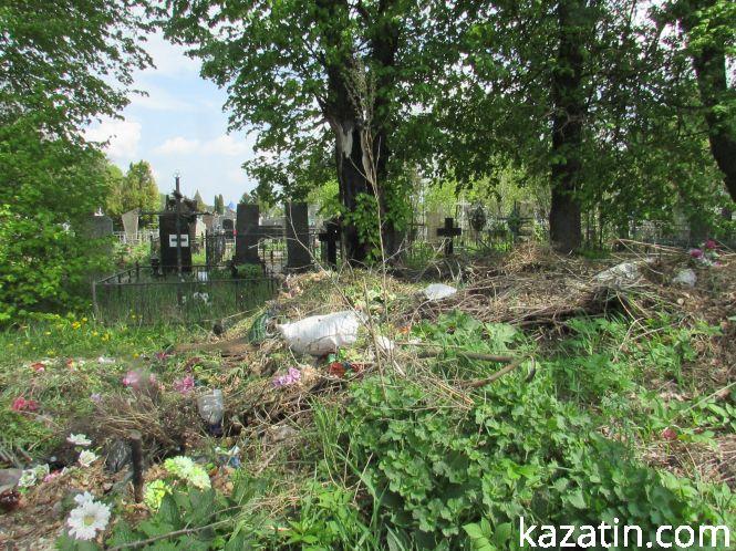 Новини Козятина - фото з Прибрали міське кладовище — вивезли 16 машин сміття Прибрали міське кладовище — вивезли 16 машин сміття, фото №2 на сайті 20minut.ua