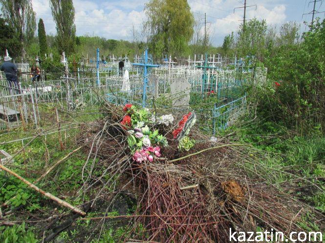 Новини Козятина - фото з Прибрали міське кладовище — вивезли 16 машин сміття Прибрали міське кладовище — вивезли 16 машин сміття, фото №1 на сайті 20minut.ua