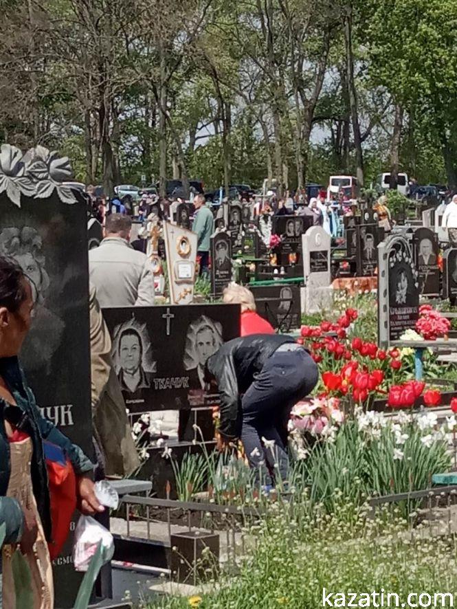 Новини Козятина - фото з Фоторепортаж: поминальний день у Козятині Фоторепортаж: поминальний день у Козятині, фото №17 на сайті 20minut.ua
