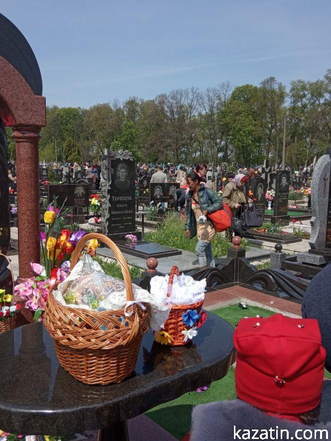 Новини Козятина - фото з Фоторепортаж: поминальний день у Козятині Фоторепортаж: поминальний день у Козятині, фото №16 на сайті 20minut.ua