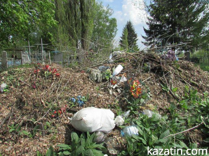 Новини Козятина - фото з Прибрали міське кладовище — вивезли 16 машин сміття Прибрали міське кладовище — вивезли 16 машин сміття, фото №3 на сайті 20minut.ua