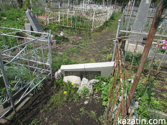 Новини Козятина - фото з Прибрали міське кладовище — вивезли 16 машин сміття Прибрали міське кладовище — вивезли 16 машин сміття, фото №4 на сайті 20minut.ua